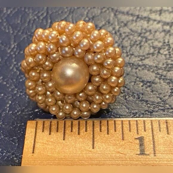 Vintage Earrings Cream Faux Pearls Cluster Screw Back Huggie 7/8” - Picture 3 of 3